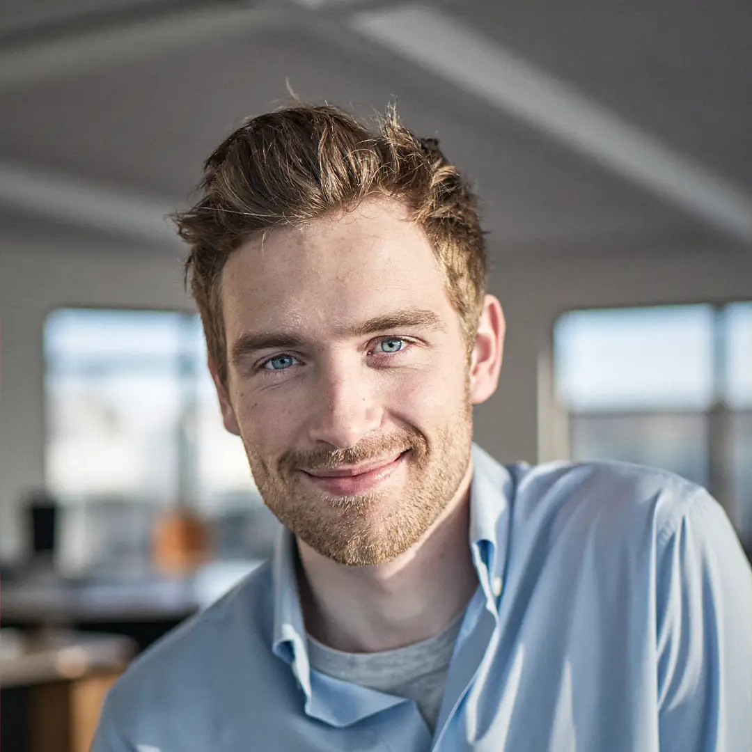 Junge Berufstätiger beim Aufbau des Altersvorsorgedepots und regelmäßigen Ansparungen.